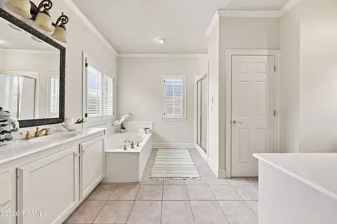 Bath - 202 Doyle Dr, Lafayette, LA 70508 photo 1 of 5