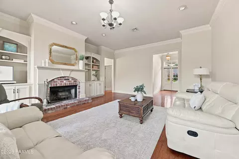 Living - 202 Doyle Dr, Lafayette, LA 70508 photo 2 of 4