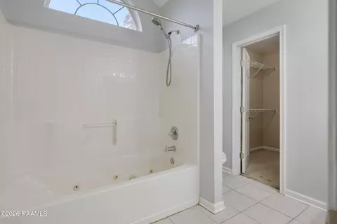 Bath - 514 Pear Tree Cir, Broussard, LA 70518 photo 2 of 3