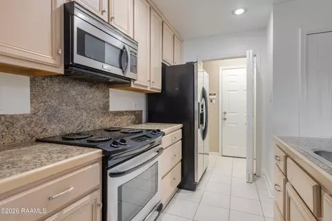 Kitchen - 514 Pear Tree Cir, Broussard, LA 70518 photo 3 of 3