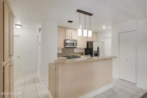 Kitchen - 514 Pear Tree Cir, Broussard, LA 70518 photo 2 of 3