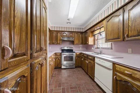 Kitchen - 522 Claude St, Breaux Bridge, LA 70517 photo 2 of 3