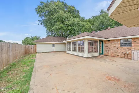 Exterior - 522 Claude St, Breaux Bridge, LA 70517 photo 4 of 6