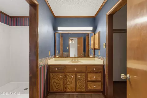 Bath - 522 Claude St, Breaux Bridge, LA 70517 photo 1 of 4
