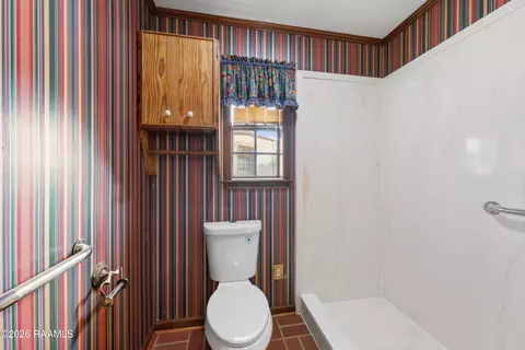 Bath - 522 Claude St, Breaux Bridge, LA 70517 photo 2 of 4