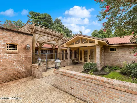 805 Loreauville Rd, New Iberia, LA 70563