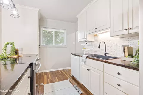 Kitchen - 603 Dutton Dr, Lafayette, LA 70503 photo 2 of 2