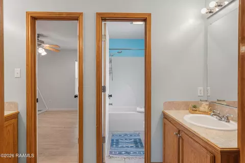 Bath - 205 Michael Dr, Scott, LA 70583 photo 3 of 5