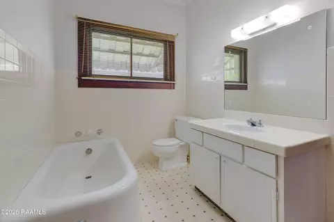 Bath - 476 Pacific St, Berwick, LA 70342 photo 2 of 2