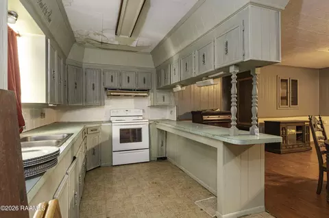 Kitchen - 21210 Chestnut Rd, Kaplan, LA 70548 photo 2 of 4