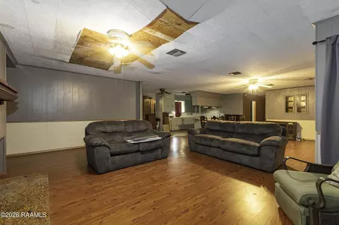 Living - 21210 Chestnut Rd, Kaplan, LA 70548 photo 3 of 4