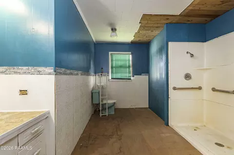 Bath - 21210 Chestnut Rd, Kaplan, LA 70548 photo 1 of 3