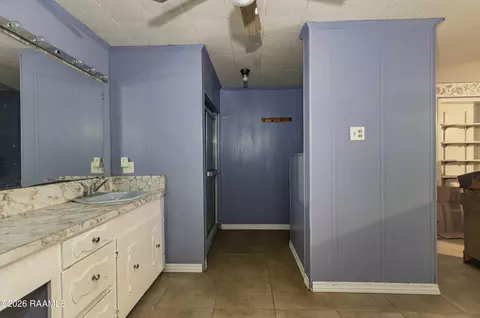 Bath - 21210 Chestnut Rd, Kaplan, LA 70548 photo 2 of 3