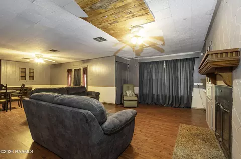 Living - 21210 Chestnut Rd, Kaplan, LA 70548 photo 2 of 4