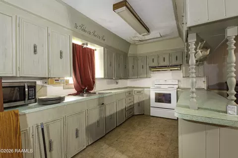 Kitchen - 21210 Chestnut Rd, Kaplan, LA 70548 photo 1 of 4