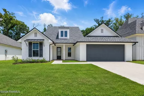 611 Whispering Meadows Rd, Broussard, LA 70518