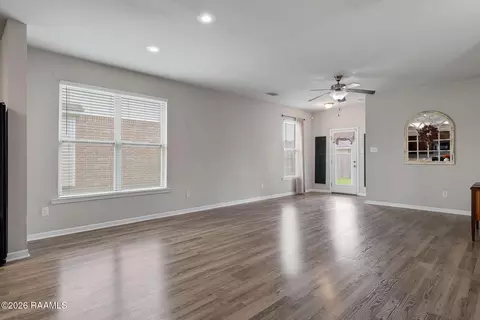 Living - 113 Marshfield Dr, Lafayette, LA 70507 photo 2 of 3