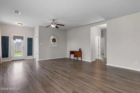 Living - 113 Marshfield Dr, Lafayette, LA 70507 photo 3 of 3