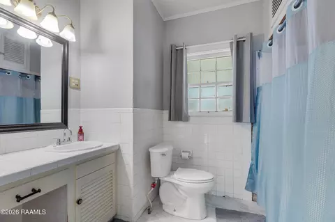 Bath - 507 Texas St, Berwick, LA 70342 photo 1 of 1