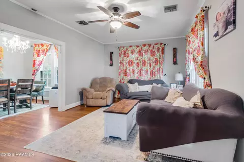 Living - 507 Texas St, Berwick, LA 70342 photo 2 of 2