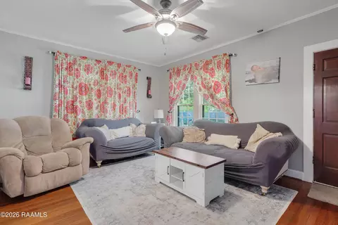 Living - 507 Texas St, Berwick, LA 70342 photo 1 of 2