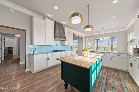 Kitchen - 13234 Gladu Rd, Kaplan, LA 70548 photo 4 of 5