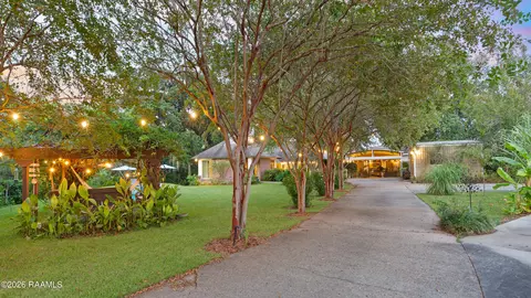 128 Oak Dr, Breaux Bridge, LA 70517