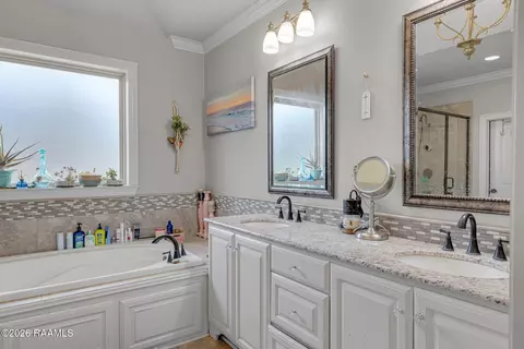 Bath - 207 Beringer Dr, Duson, LA 70529 photo 2 of 5