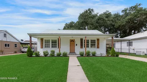 335 Country Club Dr, New Iberia, LA 70563