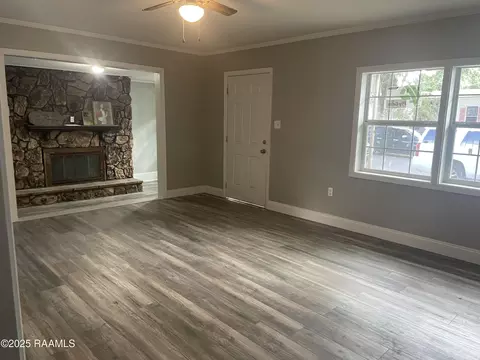 Living - 1700 Pine St, Franklin, LA 70538 photo 4 of 8