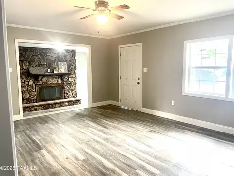 Living - 1700 Pine St, Franklin, LA 70538 photo 5 of 8
