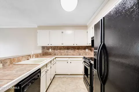 Kitchen - 3500 E Simcoe St #25, Lafayette, LA 70501 photo 2 of 4