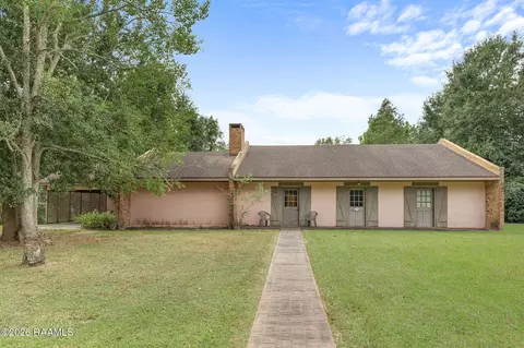 8133 Meadow Ln, Abbeville, LA 70510