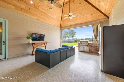 Exterior - 112 Snapping Ln, Broussard, LA 70518 photo 3 of 10