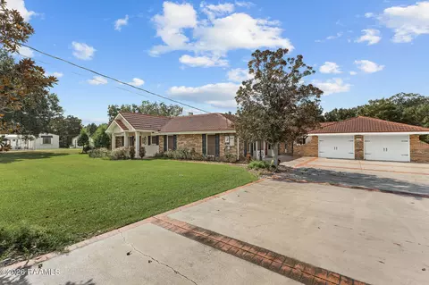 Exterior - 1907 Teche Dr, Breaux Bridge, LA 70517 photo 2 of 11