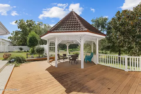 Exterior - 1907 Teche Dr, Breaux Bridge, LA 70517 photo 7 of 11