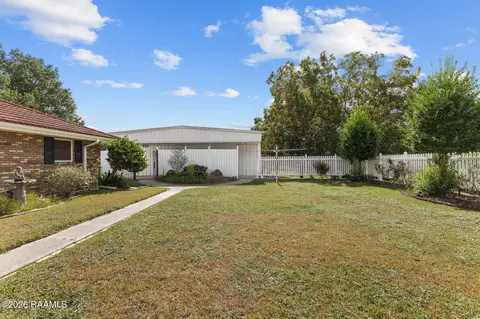 Exterior - 1907 Teche Dr, Breaux Bridge, LA 70517 photo 6 of 11