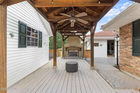 Exterior - 1907 Teche Dr, Breaux Bridge, LA 70517 photo 8 of 11