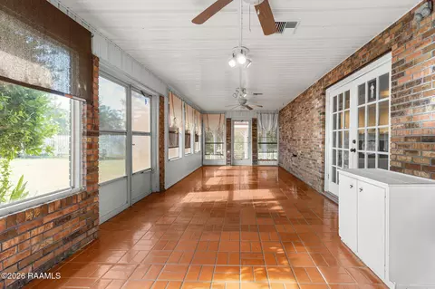 Exterior - 1907 Teche Dr, Breaux Bridge, LA 70517 photo 4 of 11