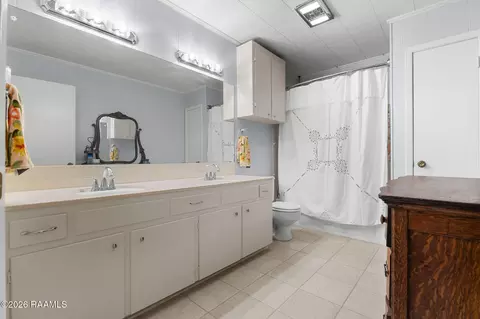 Bath - 1907 Teche Dr, Breaux Bridge, LA 70517 photo 4 of 4