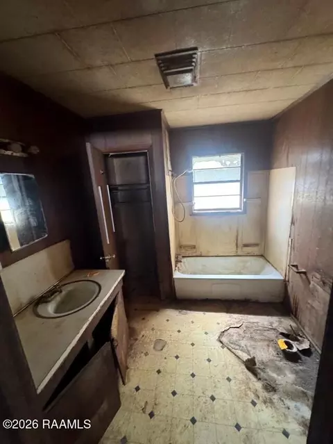 Bath - 403 N Saltzman Ave, Kaplan, LA 70548 photo 1 of 1