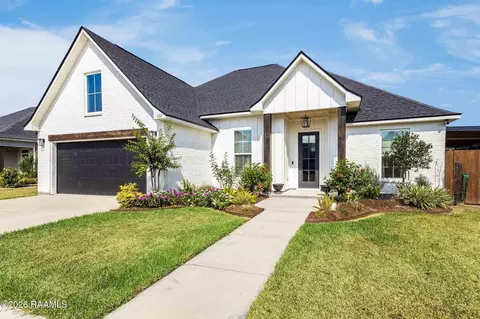 102 Pinnacle Dr, Youngsville, LA 70592