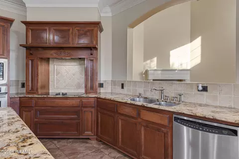 Kitchen - 128 Dwain Dr, Kaplan, LA 70548 photo 3 of 4