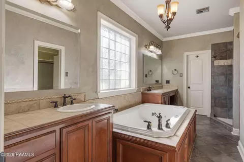 Bath - 128 Dwain Dr, Kaplan, LA 70548 photo 4 of 6