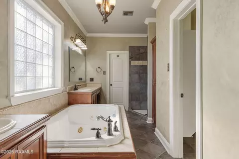 Bath - 128 Dwain Dr, Kaplan, LA 70548 photo 5 of 6
