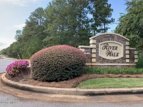 136 Rivers Edge Dr, Forsyth, GA 31029 photo 2