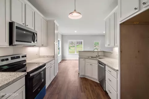 Kitchen - 616 Grayridge Rd, Gray, GA 31032 photo 3 of 4