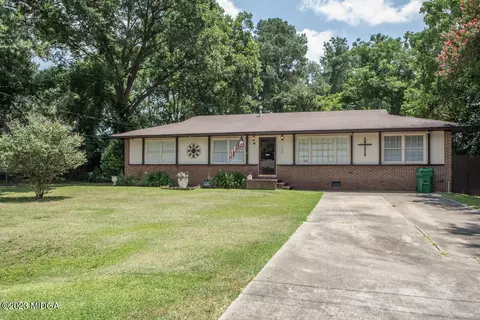 100 Lake Dr, Warner Robins, GA 31088