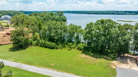 516 Bluewater Bay Dr, Macon, GA 31220
