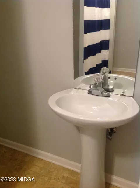 Bath - 152 Henry Dr, Gray, GA 31032 photo 12 of 16